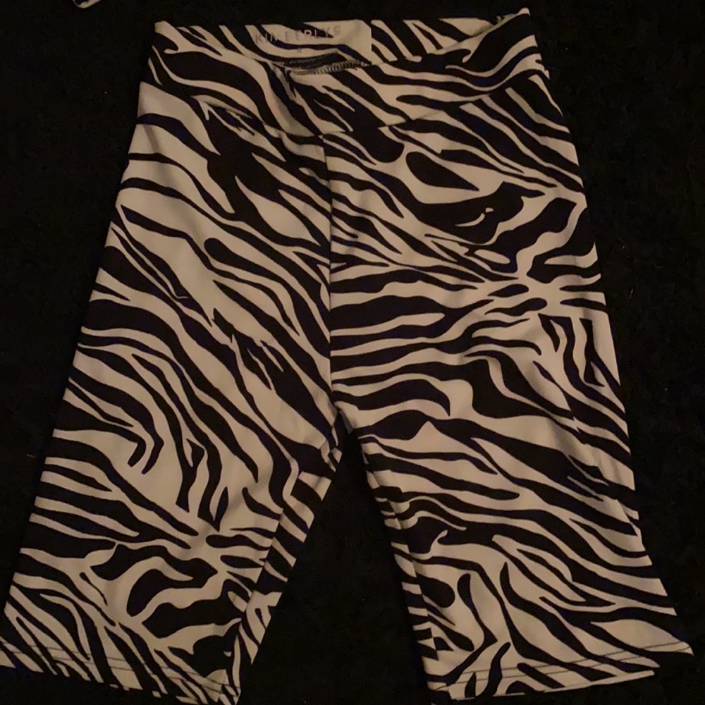 Small set - Picture 2 of 3